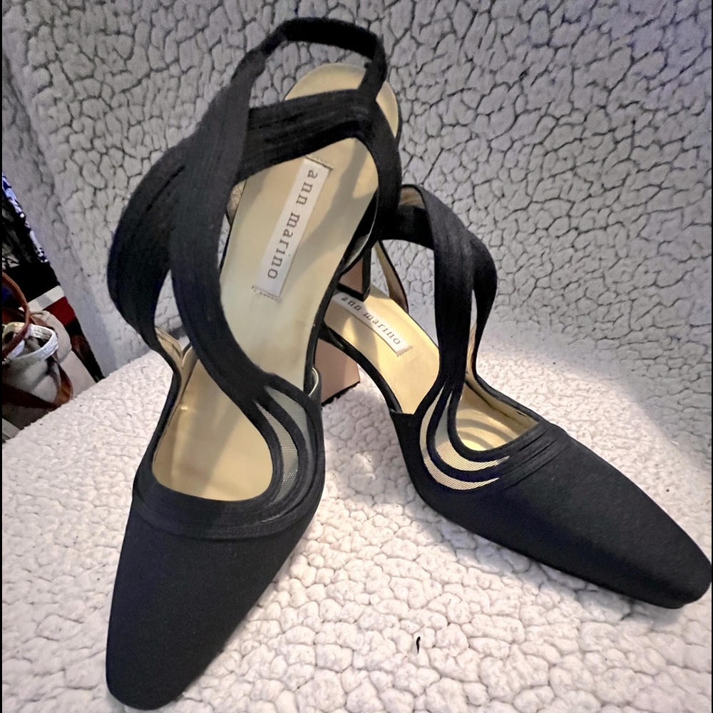 Ann Marino, size 8 1/2, navy blue color.